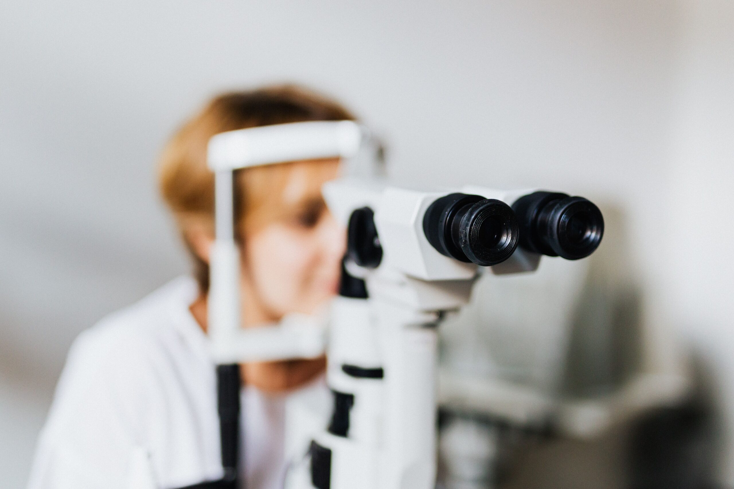 Eye examination using retinal imaging to explore early signs associated with Alzheimer's disease